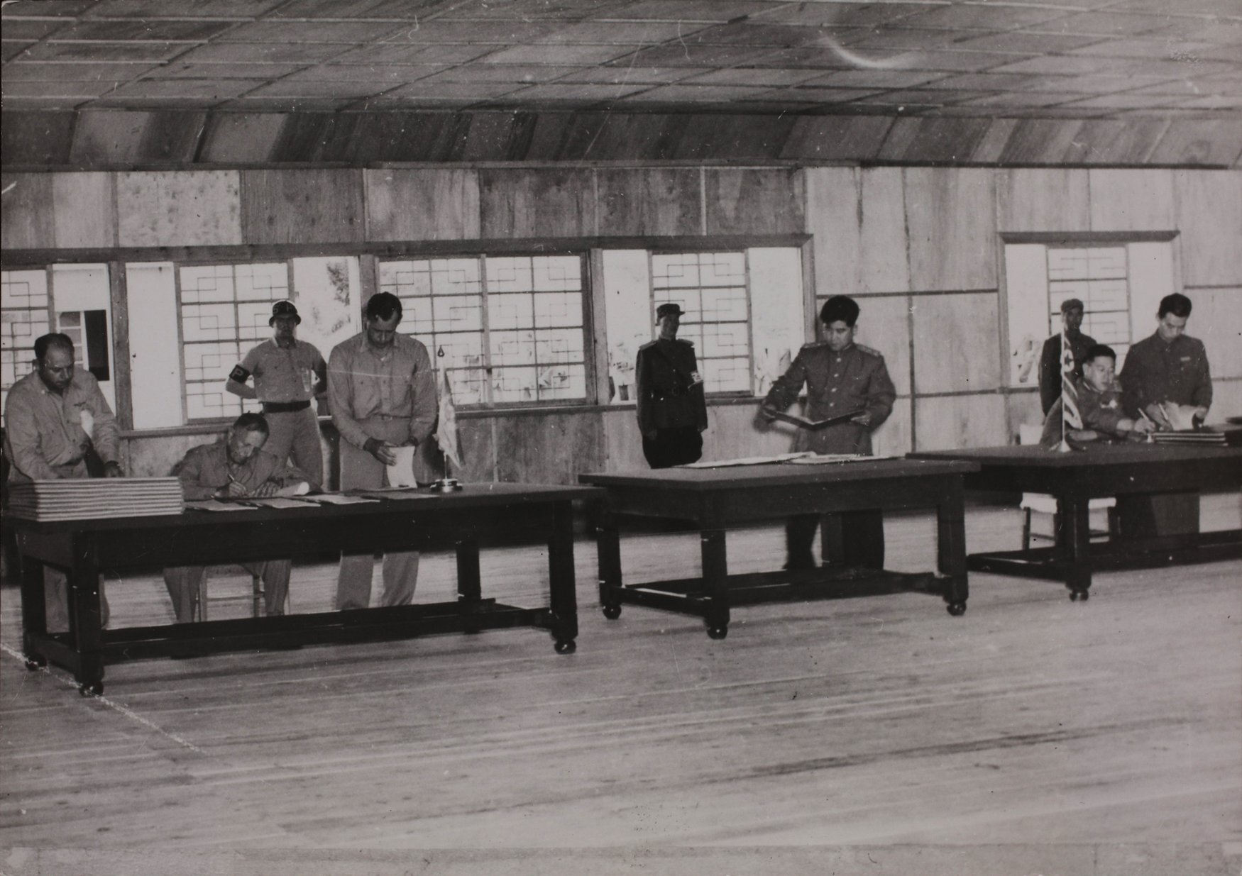 Signing of the Armistice Agreement on 27 July 1953 in the first temporary peace pagoda in Panmunjom. On the left, US Lieutenant General William Harrison, on the right Nord Korean General Nam Il.